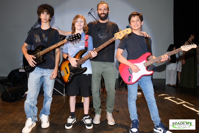 Allievi durante una lezione di basso