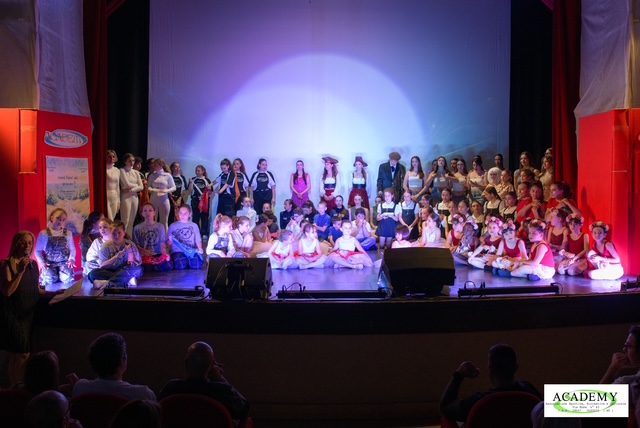Allievi e insegnanti Academy sul palco