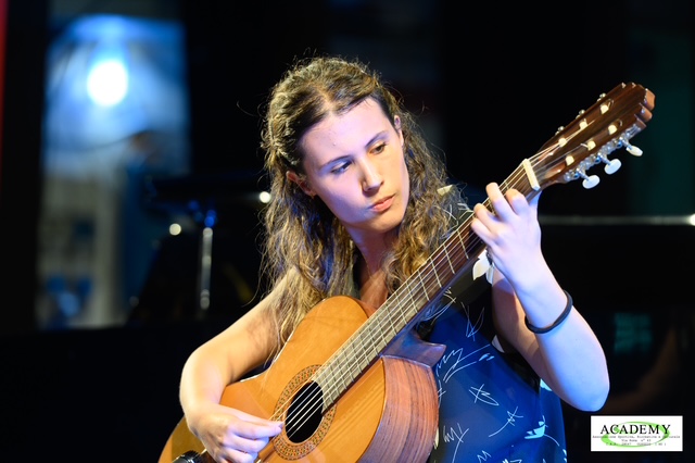 Allieva che suona la chitarra