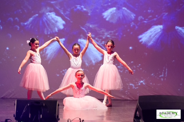 Allieve di danza classica sul palco