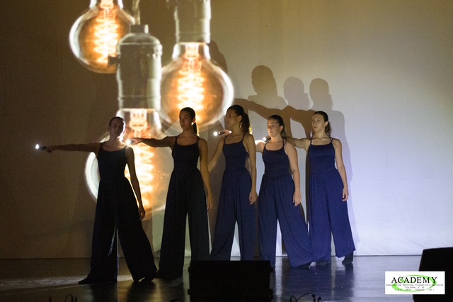 Allieve di danza contemporanea sul palco