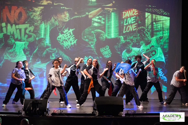 Gruppo di allievi di hip hop sul palco