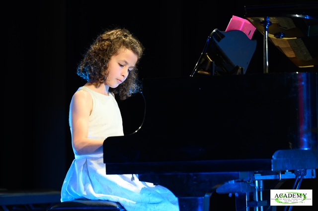 Bambina al pianoforte