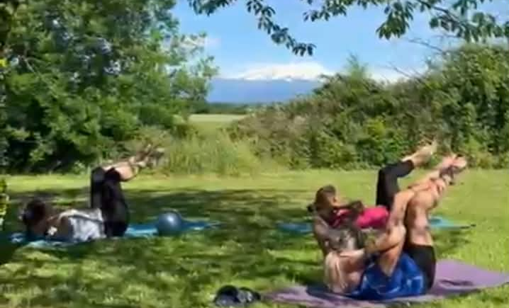 Lezione di Pilates all'aperto