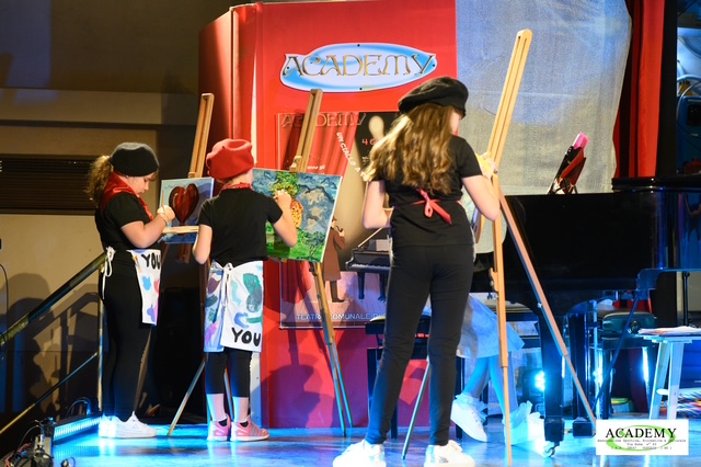 Allievi durante un'attività di pittura