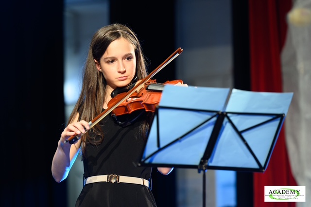 Allieva che suona il violino
