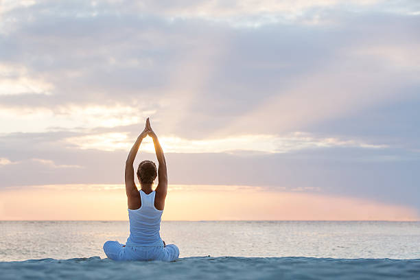 Yoga al tramonto sul mare